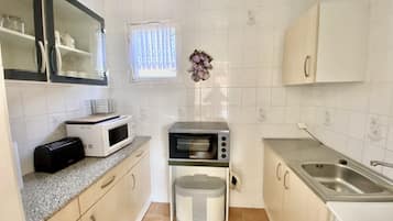 KĂŒhlschrank, Mikrowelle, Ofen, Herdplatte