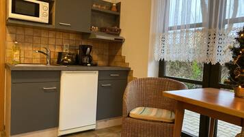 Kühlschrank, Mikrowelle, Wasserkocher mit Kaffee-/Teezubehör