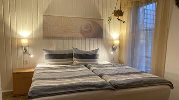 1 Schlafzimmer, Schreibtisch, Bügeleisen/Bügelbrett, Reisekinderbett