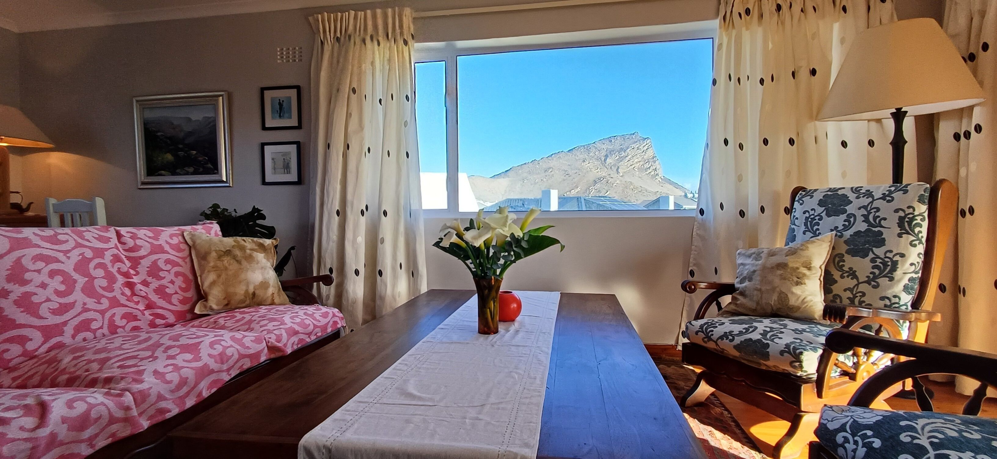 Spacious living room with mountain views, books, puzzles and board games. 