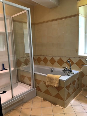 Badewanne, Haartrockner, Handtücher, Seife