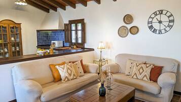 Télévision, cheminée, lecteur de DVD, chaßne hi-fi