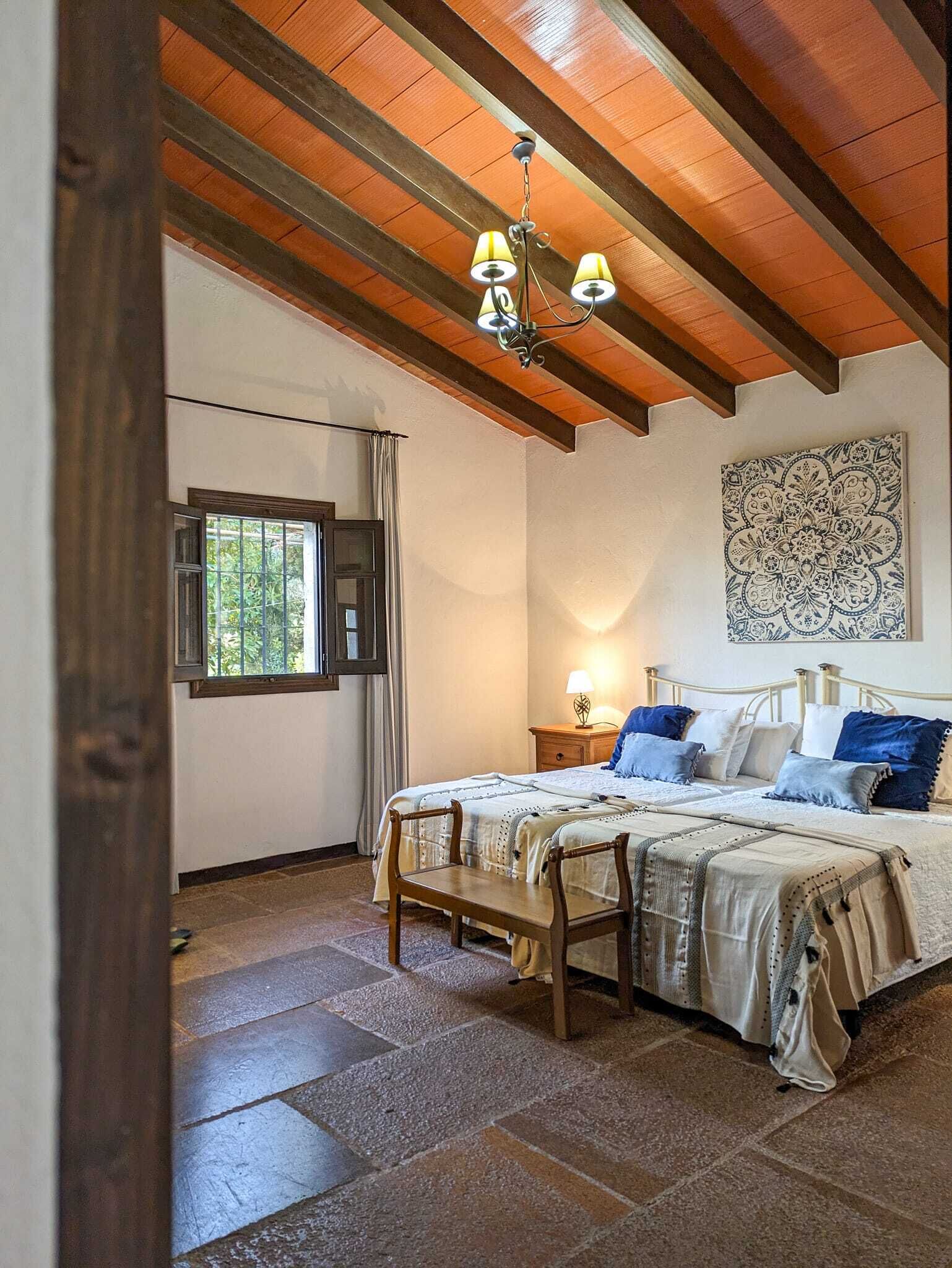 2 slaapkamers, een strijkplank/strijkijzer, wifi, beddengoed