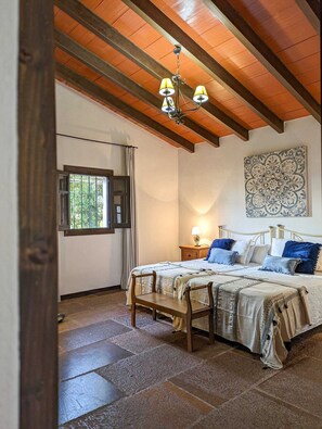 2 dormitoris, planxa i posts de planxar, wifi i roba de llit