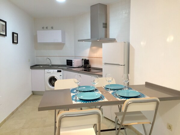 Frigorífico, microondas, placa de cocina y cafetera o tetera