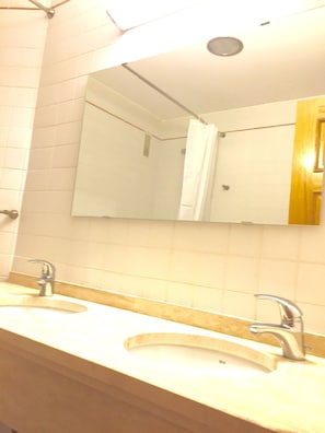 Tina con regadera, secadora de cabello, bidet, toallas