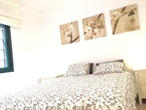 2 habitaciones, tabla de planchar con plancha y cuna de viaje
