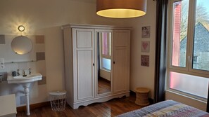 3 makuuhuonetta, silitysrauta/-lauta, Wi-Fi, vuodevaatteet