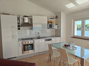 Kylskåp, mikrovågsugn, ugn och spishäll