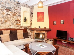 TV, fireplace, DVD player, books - Beautiful stone house, 4 double rooms each.  (Garriguella (Alt Empordà))