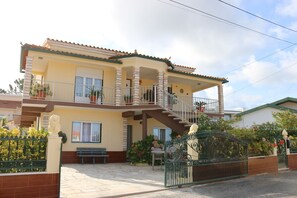Exterior - Apartment in villa in quiet and safe area, North Canyon area, near beaches. (Nazaré)
