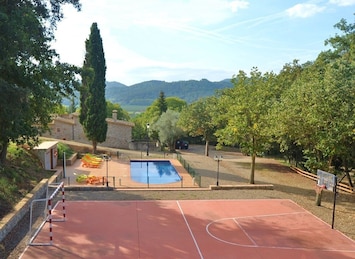 Casa de Cuaña has a fenced pool area and a food- and basketball field
