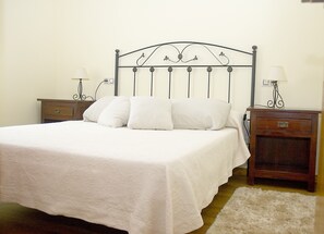 2 slaapkamers, een bureau, reisbedje, gratis wifi