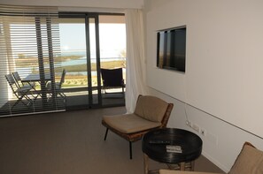 TV, books - 1 bedroom apartment in the Algarve overlooking the ria and the sea with garden and pool (Fuzeta)