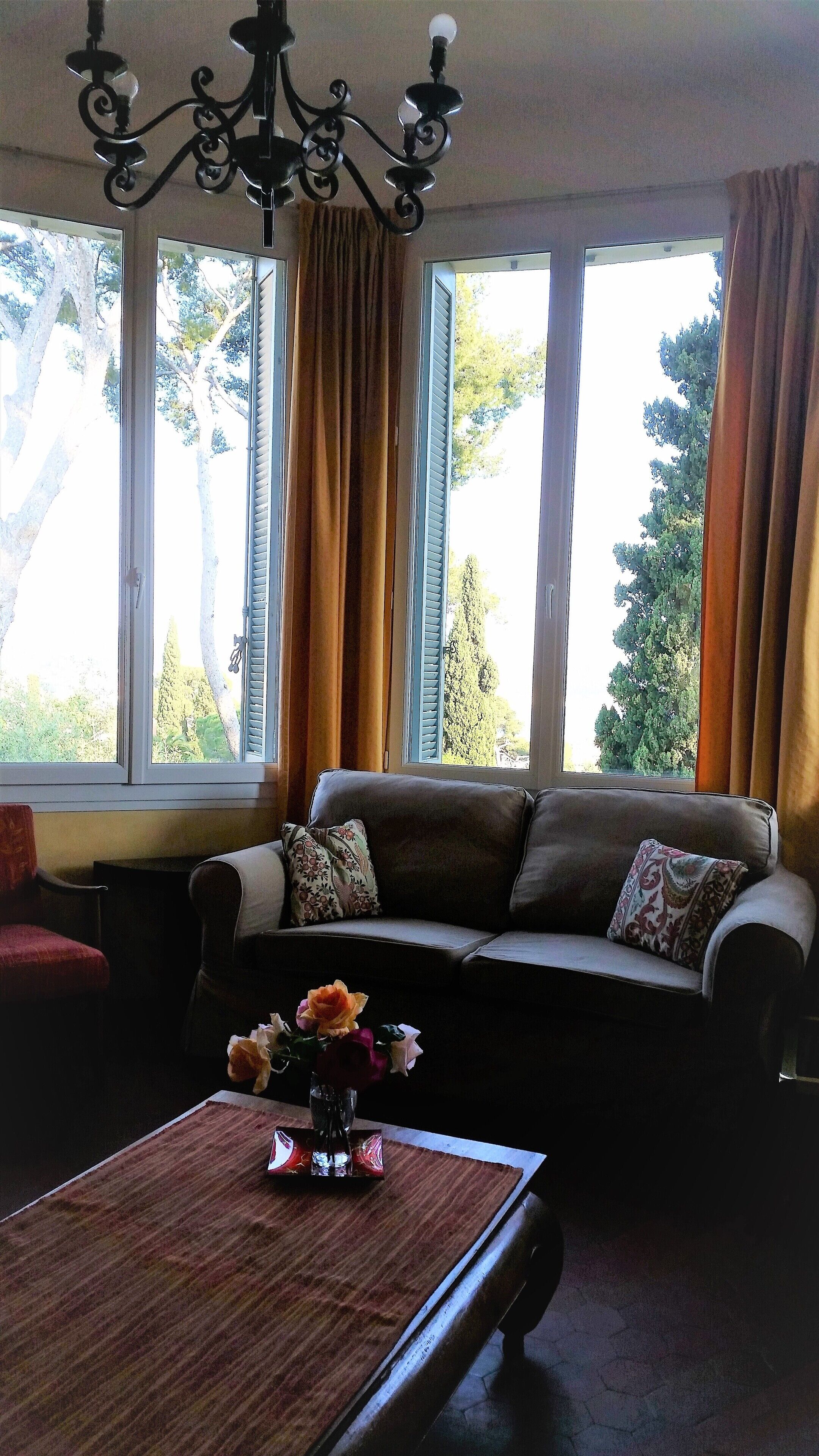 Télévision, table de tennis de table, livres, chaîne hi-fi