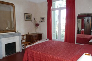 2 habitaciones y tabla de planchar con plancha 