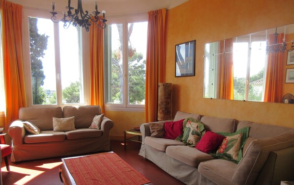 Televisión, tenis de mesa, libros y estéreo 