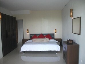 3 makuuhuonetta, työpöytä, silitysrauta/-lauta, Wi-Fi