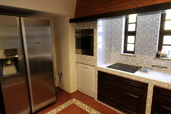 A kitchen with a stainless steel refrigerator, a dishwasher, a built-in oven, and a window above the sink. - Beautiful 10 people villa with pool on one of the most beautiful places in Albufeira (Albufeira)