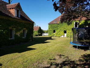 Maison en location à gauche, grange à droite, local piscine au fond