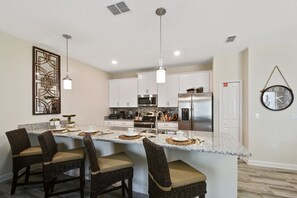 Casa geminada, 4 quartos | Cozinha privada | Geladeira, micro-ondas, fogão, cooktop