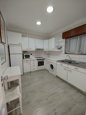 Fridge, microwave, stovetop, coffee/tea maker - Apartment located in the wonderful region of Albufeira (Albufeira)
