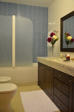 Combined shower/tub, hair dryer, towels - Large Apartment - NexT University (Gloria)