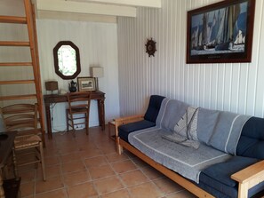 Fernseher, Kamin, DVD-Player, Bücher