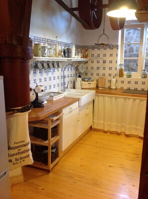 Køleskab, mikrobølgeovn, ovn, kogeplade
