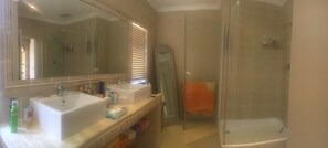 Baignoire, sèche-cheveux, bidet, serviettes fournies