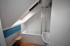 Badewanne, Haartrockner, Toilettenpapier