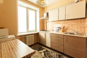 ثلاجة، ميكروويف، مستلزمات طهي/أطباق/أوعية، توابل