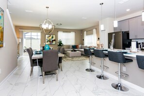 Townhouse, 5 soverom | Oppholdsområde | Flatskjerm-TV og TV-spill