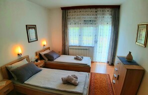 6 bedrooms, in-room safe, desk, iron/ironing board