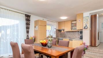 Kühlschrank, Mikrowelle, Ofen, Geschirrspüler