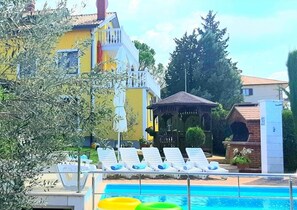 حمّام سباحة خارجي، حمّام سباحة مُدفَّأ