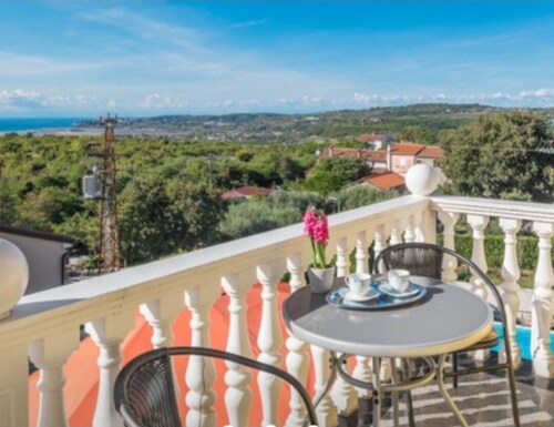 Vacation home **** with heated pool and beautiful views of the sea.