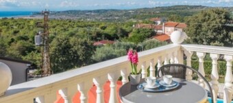  Lomatalo on kauniit näkymät merelle.