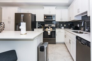 Apartment, 2 Schlafzimmer | Eigene Küche | Kühlschrank, Mikrowelle, Ofen, Herdplatte