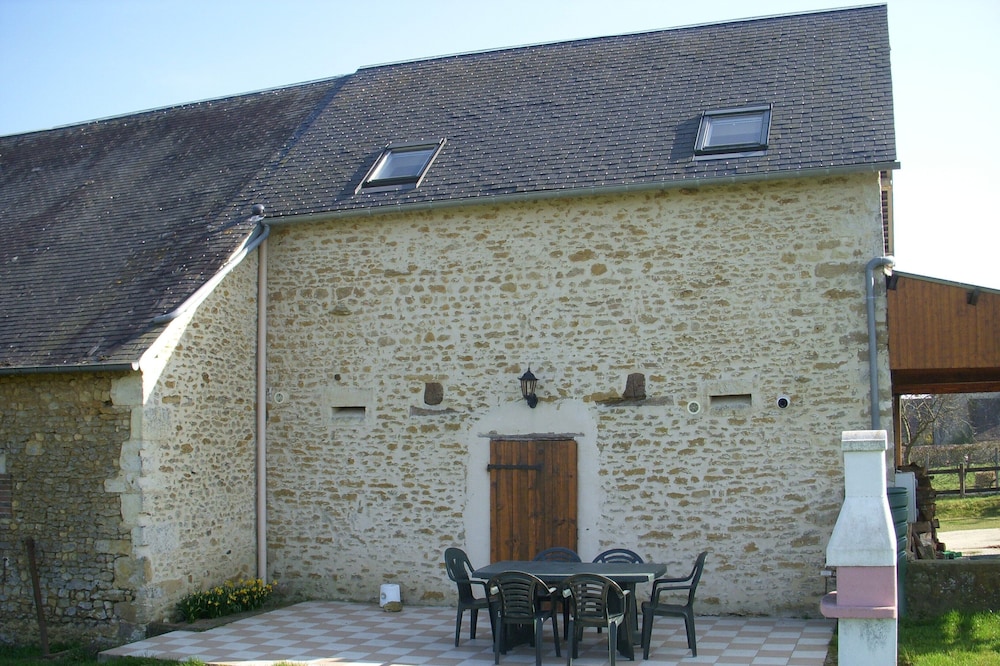 Charming fully equipped rural gite with shared heated summer pool (WiFi ext)