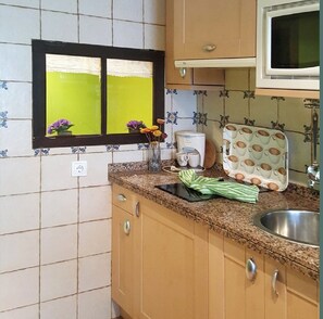 Réfrigérateur, micro-ondes, plaque de cuisson, cafetière/bouilloire