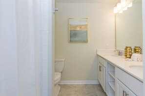 Condo, 2 phòng ngủ | Phòng tắm | Máy sấy tóc, khăn tắm 