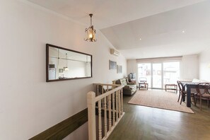 Unclassified image, 4 of 23, button