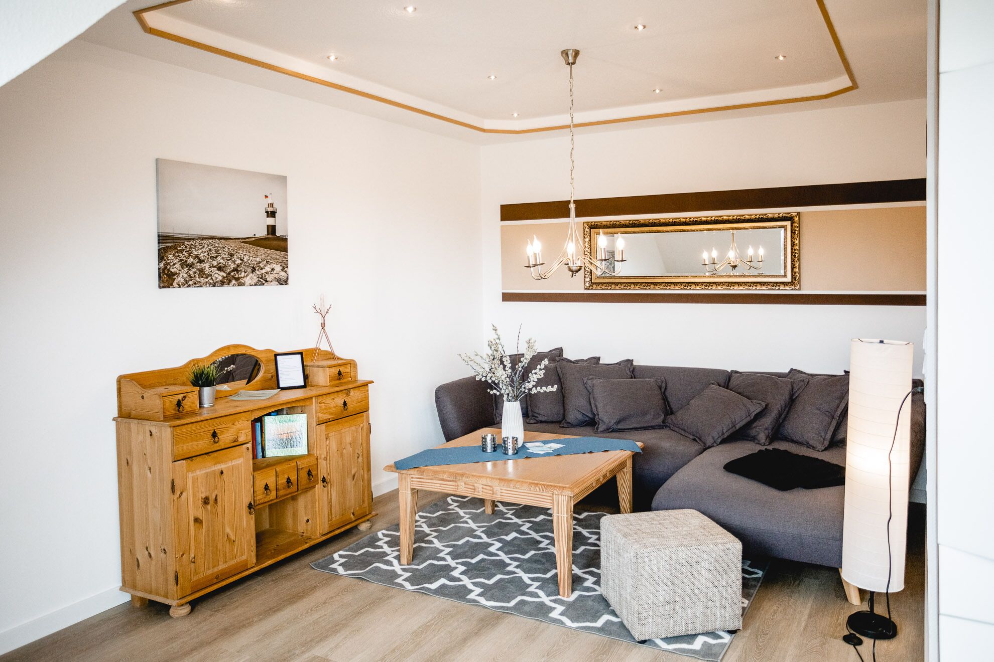 Flachbildfernseher, DVD-Player, Bücher, Stereoanlage