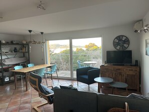 Fernseher, DVD-Player, Bücher