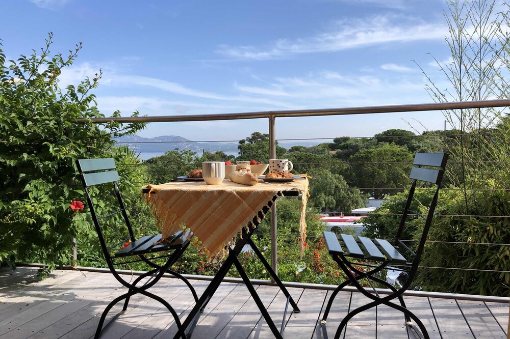Holiday house in Giens with a fantastic view over the bay of Almanarre