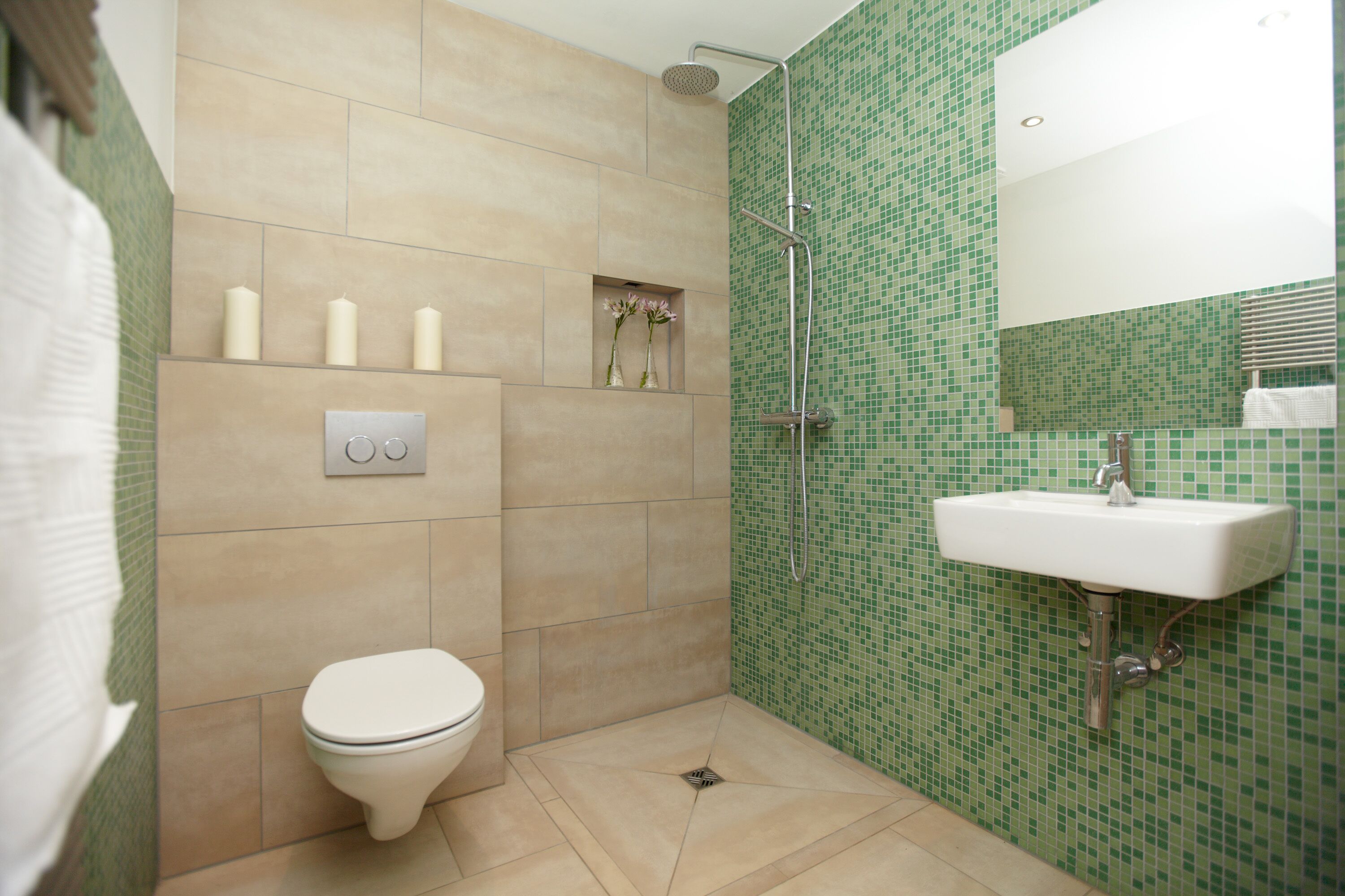 Ein Badezimmer mit Toilette, Dusche und Waschbecken.