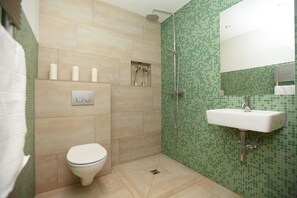 Combined shower/bathtub, hair dryer, towels, shampoo - Spacious and stylish in the monument to the Müritz, near the lake and golf course (Lexow)