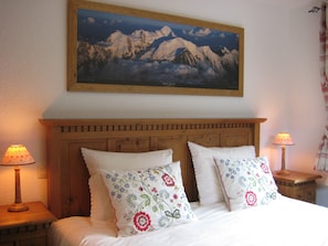 6 bedrooms, iron/ironing board, WiFi