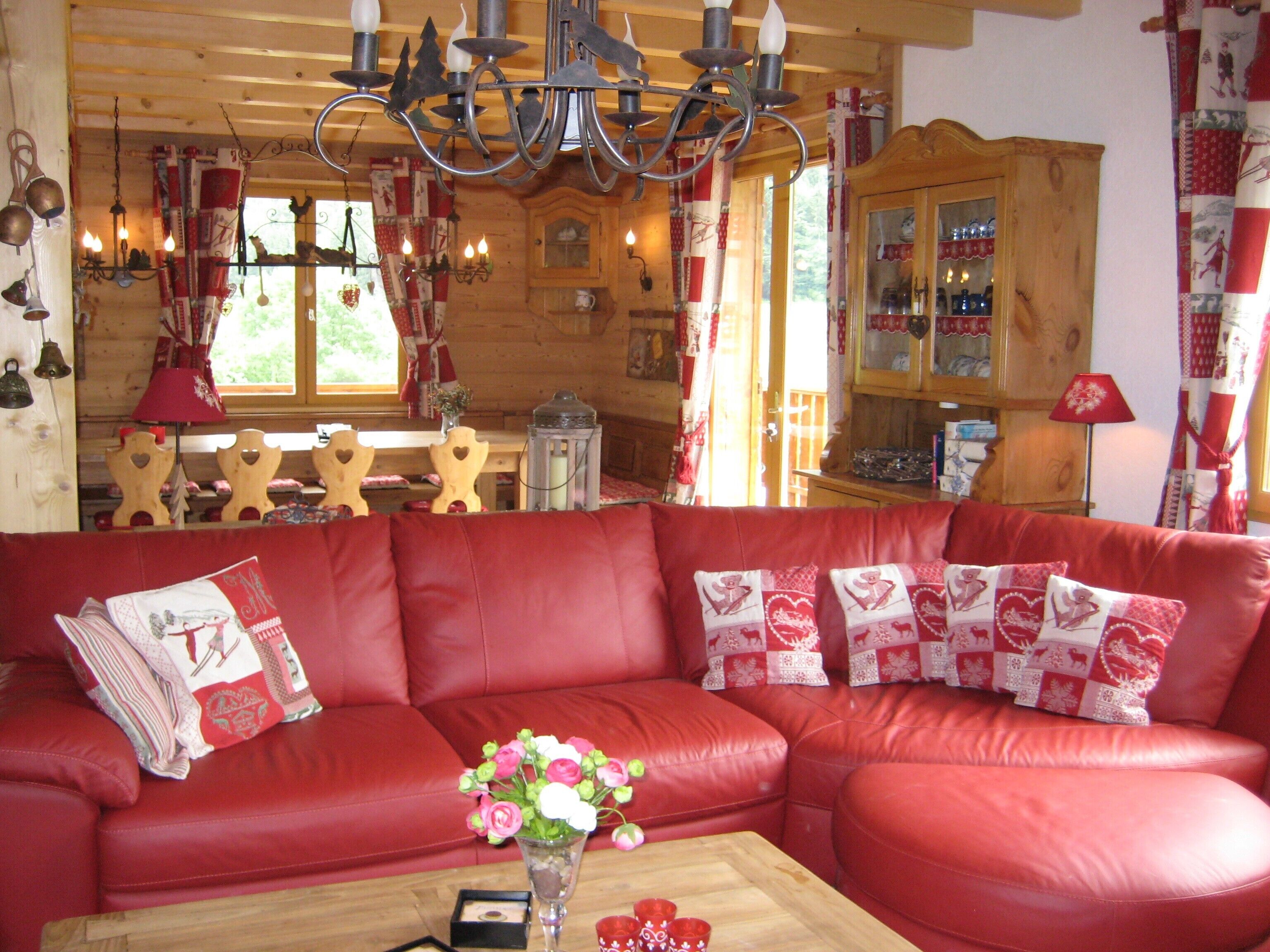 Télévision, cheminée, lecteur de DVD, table de tennis de table